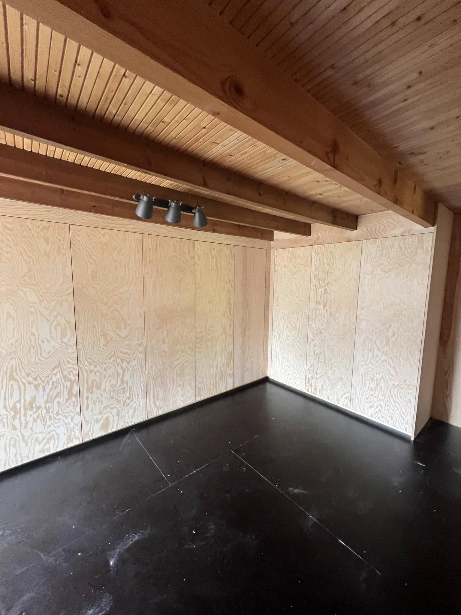 op maat gemaakte kasten dennenhout door schrijnwerkerij van Eetvelde